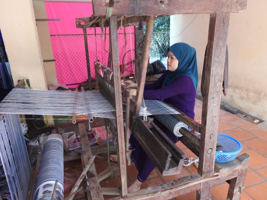 Chau Doc.Cham Village.Weaver