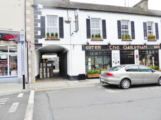 Carrick-on-Shannon - A Pub on the Main Street